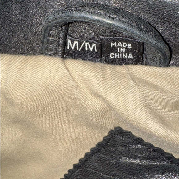 Men's Sleek Black Leather Bomber Jacket - Picture 13 of 15